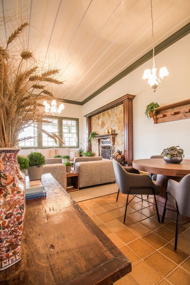 Fazenda Casa Verde — sala com lareira