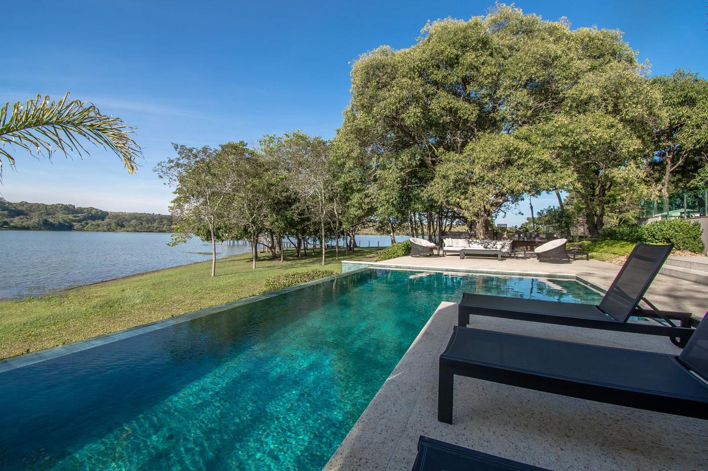 Lazer Rio Pará — piscina com vista para a represa